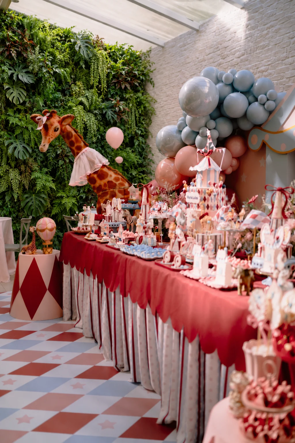 Decoração de uma celebração feita à mão pela Madame Girafa